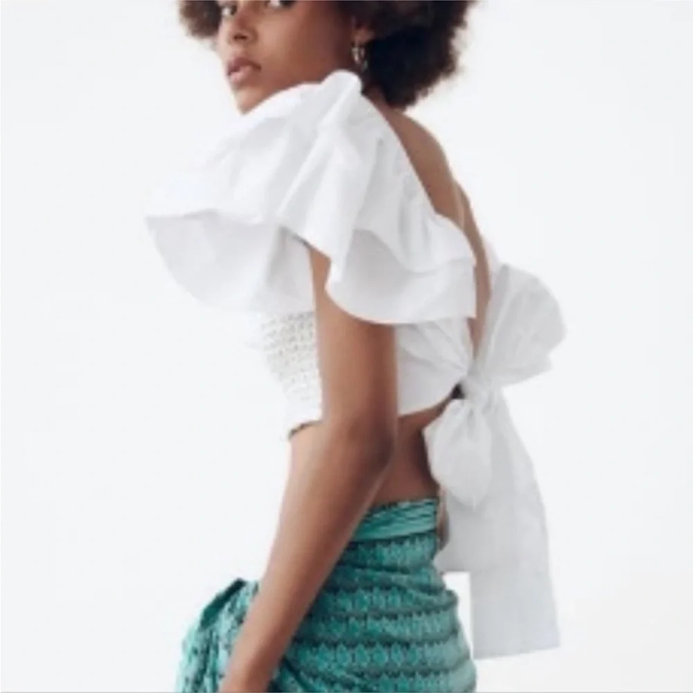 Zara Smocked Ruffle Sleeve Crop Top with Tie Back. Size Medium